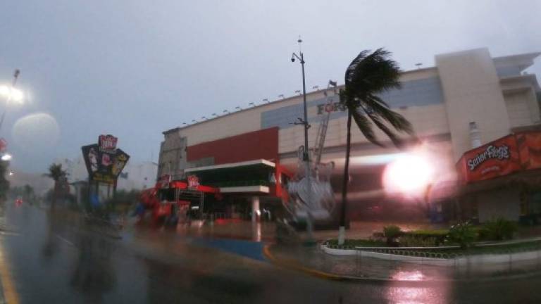 Outside view of a shopping mall during the arrival of Hurricane Grace to the coast of the Riviera Maya in Cancun, Mexico, on August 19, 2021. - Hurricane Grace made landfall along Mexico's eastern Yucatan peninsula on Thursday, clocking winds of 80 miles (130 kilometers) per hour as the National Hurricane Center warned of a 'dangerous storm surge' in the area. (Photo by ELIZABETH RUIZ / AFP)