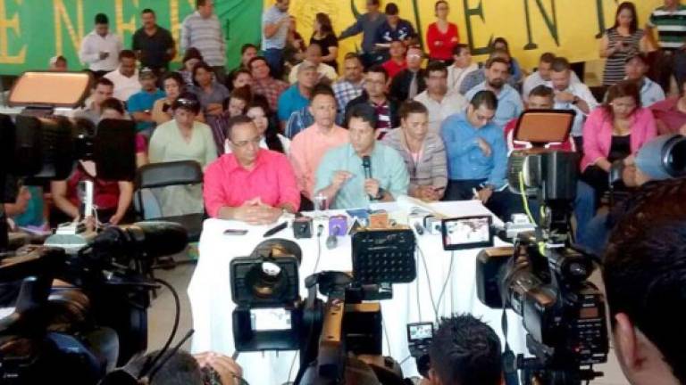 Miguel Aguilar, presidente del Stenee, denunción en conferencia de prensa, que parientes de diputados no están en la lista a ser despedidos.