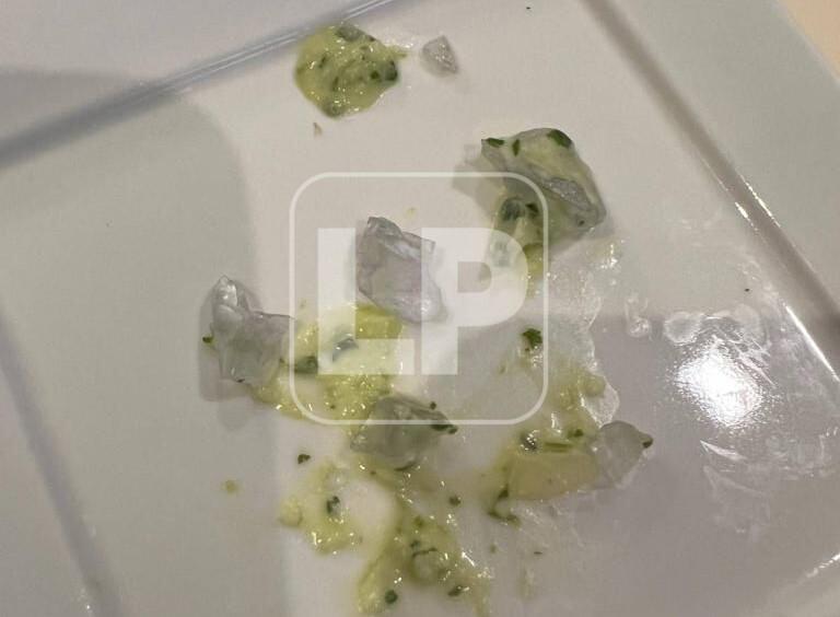 Los vidrios encontrados en la comida que iba a ingerir el presidente del Congreso Nacional, Luis Redondo.