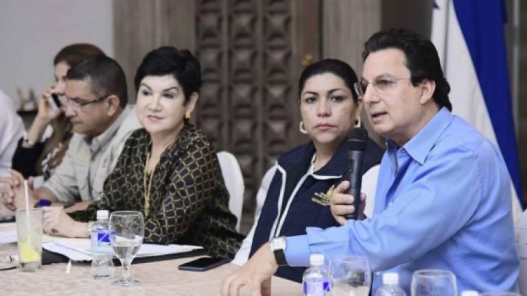 María Antonia Rivera, Lourdes Estrada y Mario Canahuati en conferencia de prensa. FOTO: Y.Amaya.