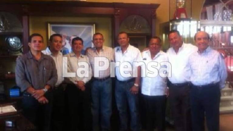 Una de las fotos muestra al expresidente hondureño Porfirio Lobo y Javier Rivera Maradiaga en el centro, acompañados de Fabio Lobo -izquierda- y otras personas.