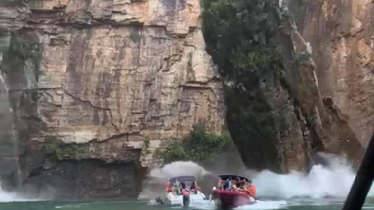 Gigantescas rocas cayeron sobre varios grupos de turistas que visitaban una atracción en Minas Gerais.