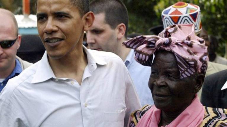 Obama junto a su abuela, Sarah, durante una visita que realizó a Kenia en 2006./AFP.