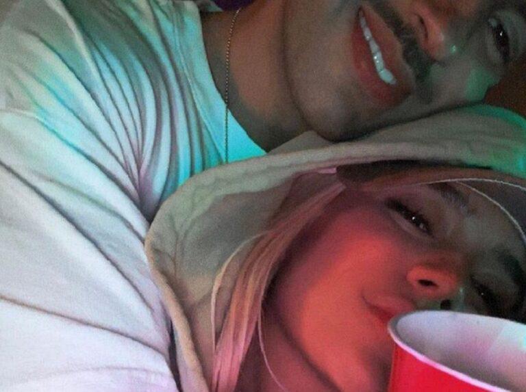 Fotografía compartida por Karol G en su cuenta de Instagram junto a Feid.