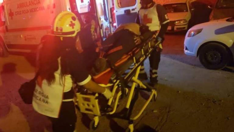 Socorristas auxilian a heridos en el sitio donde al menos 13 muertos y 7 heridos dejó este sábado el ataque a un bar del céntrico estado mexicano de Guanajuato, en el que está en marcha un operativo contra el robo de combustible, informaron las autoridades de justicia. EFE