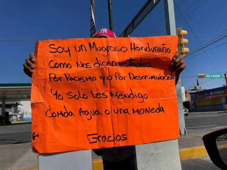 “Soy un mugroso hondureño”: así pide dinero un migrante en México