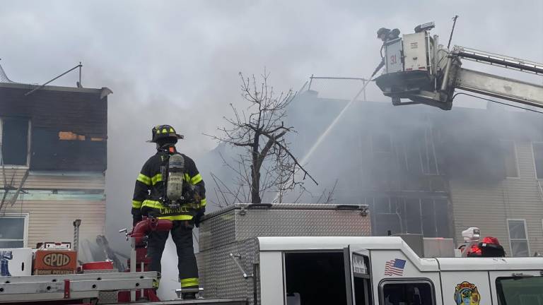 De acuerdo con el canal 2 de la cadena CBS, el incendio de hoy se produjo en un inmueble de tres pisos.