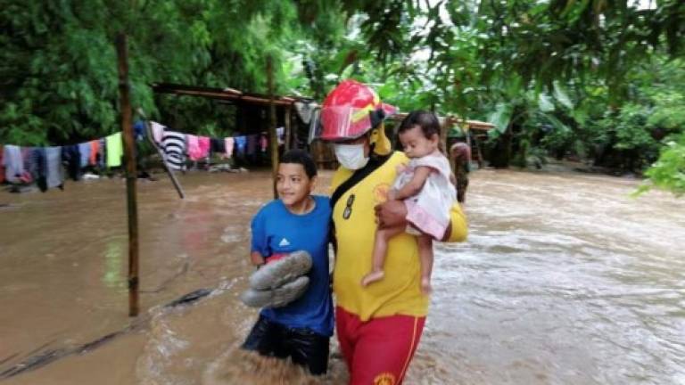 Miles de familias han sido evacuadas de Bilwi, donde se espera toque tierra el huracán Eta la madrugada de este martes./EFE.