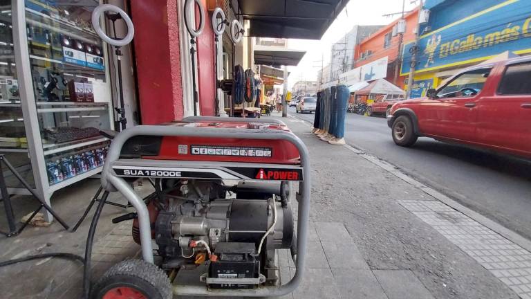 <b>Algunos negocios en El Centro de San Pedro Sula han comprado plantas generadoras, pero no todos pueden hacerlo. Foto: José Cantarero.</b>