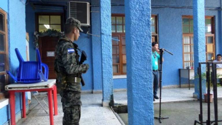 Un agente militar en el interior de la alcaldía de La Ceiba, Atlántida.