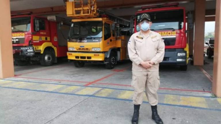 El mayor Alberto Varela informó que hay diez bomberos contagiados de COVID-19 y cinco bajo sospecha de haber contraído el virus.