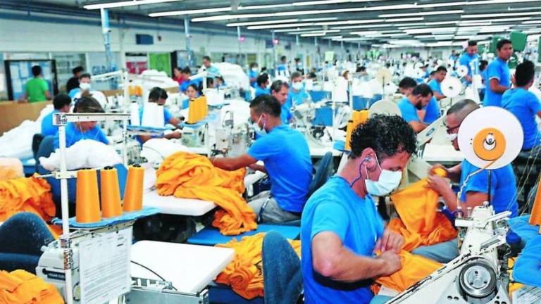 La empresa privada, la clase trabajadora y el Gobierno de Honduras lograron este lunes un incremento al salario mínimo, en base a las actividades económicas, que oscila entre el 5.5 y el 7%, el cual será retroactivo desde el 1 de enero y regirá para 2024 y 2025.