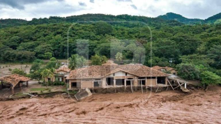 El río Copán se llevó parte del terreno donde se asienta el centro de convenciones del hotel Marina Copán, en Copán Ruinas. Los deslaves y crecidas de ríos hacen huir a zonas seguras a pobladores en San Manuel de Colohete y Belén Gualcho, en Lempira y Ocotepeque. Sigue lloviendo en la región. FOTOS: MARIELA TEJADA
