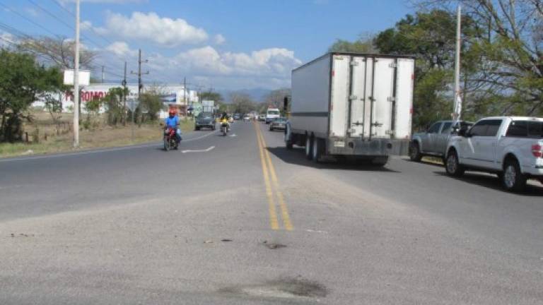 Tramo de la carretera CA5 cerca de Comayagua. Las empresas que desarrollan proyectos de infraestructura están exentos del pago de obligaciones tributarias, analiza el Fosdeh.