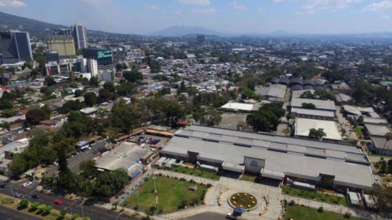 Bukele ordenó convertir este centro de convenciones en el hospital más grande de América Latina./AFP.
