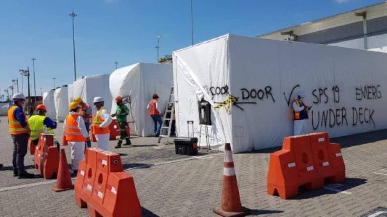 La inspección se realiza en los predios de la aduana de Puerto Cortés donde se revisan minuciosamente los contenedores.