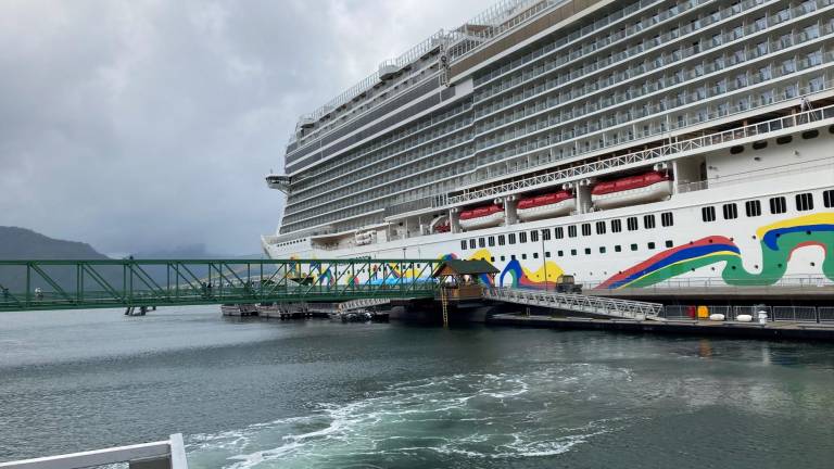 Fotografía de archivo de una vista del crucero “”Encore”” de la firma Norwegian Cruise Line, tras su llegada al nuevo muelle de Icy Strait Point, Alaska.