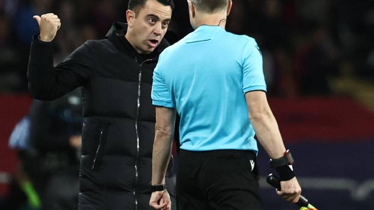 Xavi salió expulsado tras protestar en el duelo entre el Barcelona vs PSG en Champions.