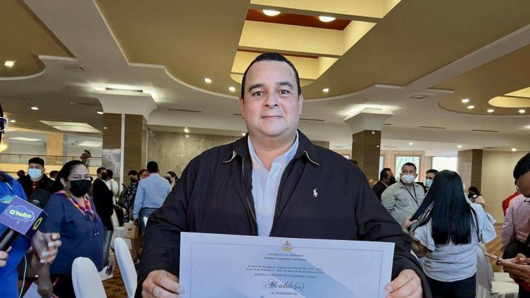 El alcalde electo del Distrito Central, Jorge Aldana, recibe su credencial por parte del CNE.