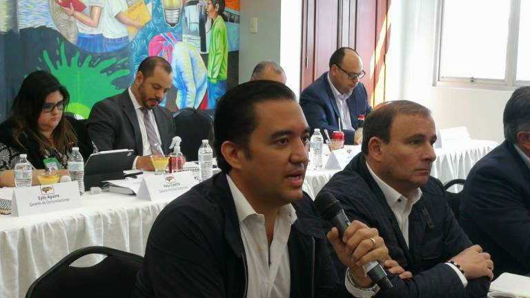 En primer plano, Héctor Manuel Zelaya Castro y el presidente del Cohep, Juan Carlos Sikaffy.