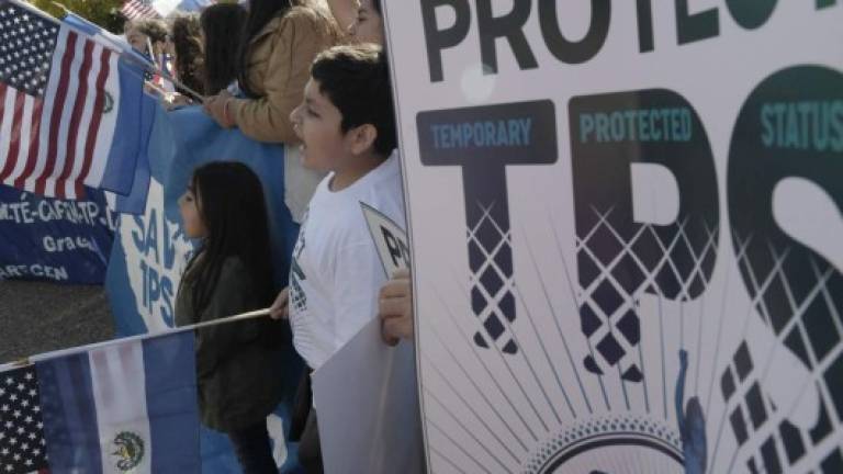 Unas personas gritan consignas bajo el lema 'Salvemos TPS', durante una manifestación a favor de familias centroamericanas EFE/archivo.