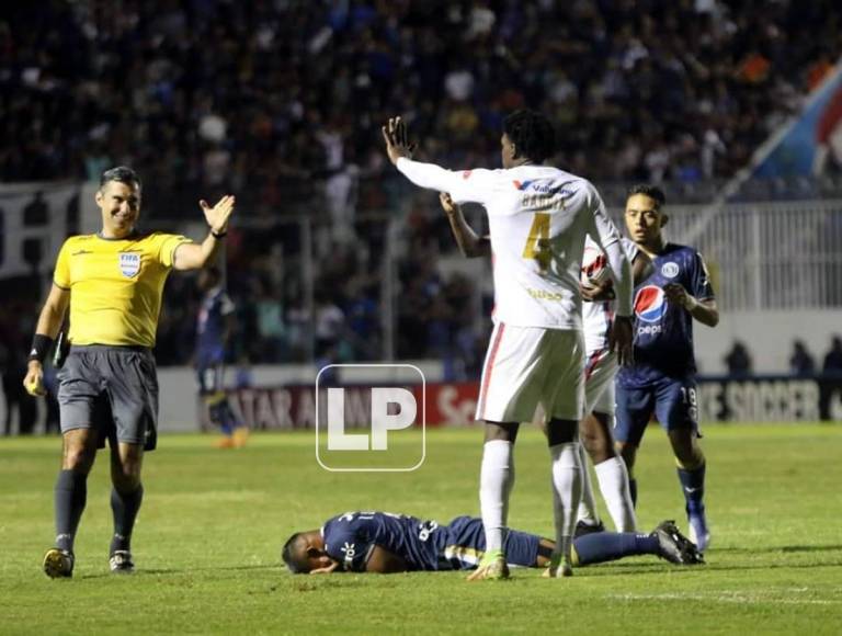 Iván López quedó tendido en el suelo tras la falta de José García.