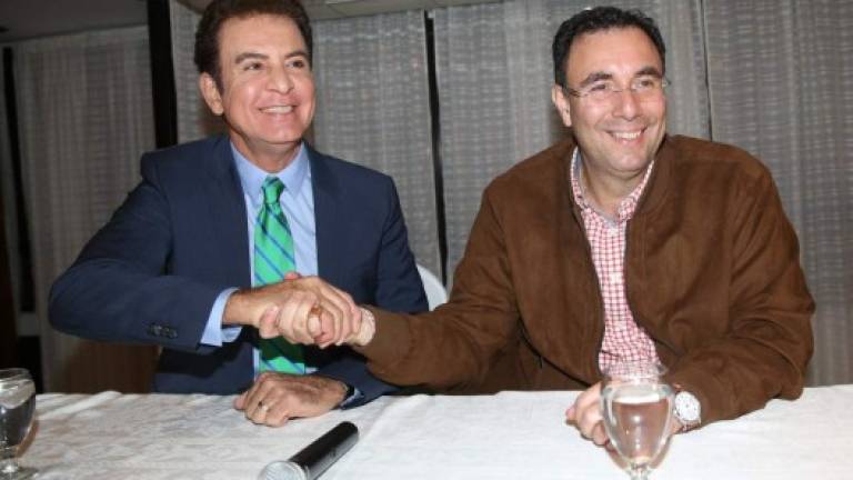 Salvador Nasralla junto a Luis Zelaya hablaron ante los medios hondureños un día después de celebrarse las elecciones generales en Honduras.