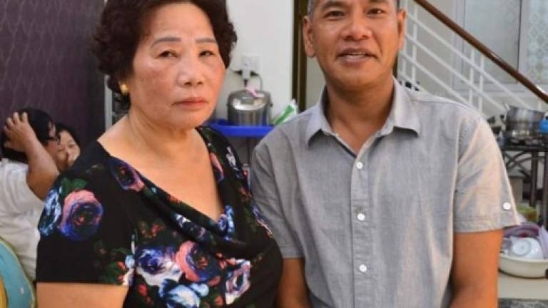 Vance McElhinney junto a su madre biológica, Le Thi Anh, de 64 años, con la que se ha reencotnrado en Quy Nhon, en el centro de Vietnam, tras una separación de más de 40 años. EFE