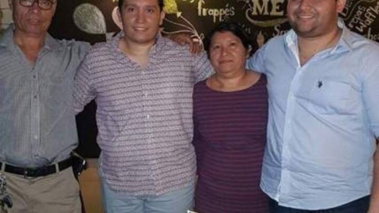 Los gemelos junto con sus padres Héctor y Gloria.