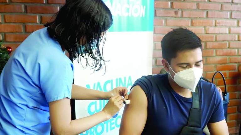 Salud está realizando una jornada ampliada conjunta de vacunación anticovid-influenza. Foto: José Cantarero.