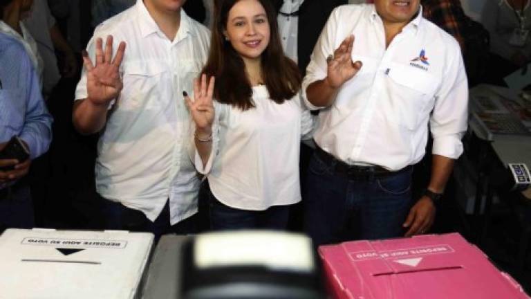 El presidente de Honduras, Juan Orlando Hernández, llegó acompañado de sus hijos Juan Orlando y Daniela Hernández, quien votó por primera vez.