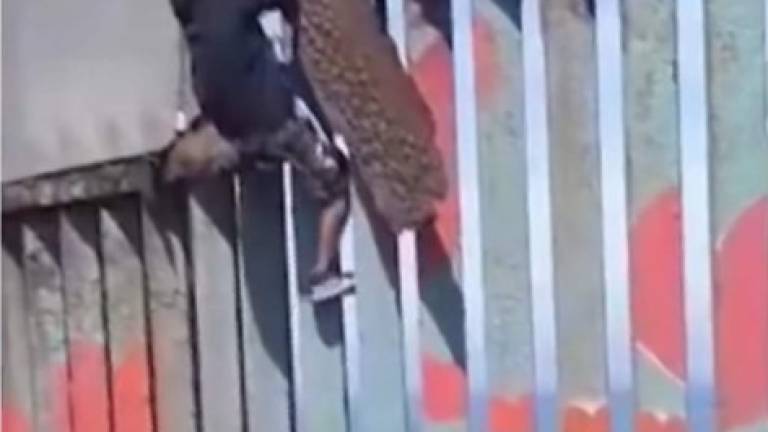Un niño mexicano escaló y saltó el muro de EEUU ante la mirada de sus padres./
