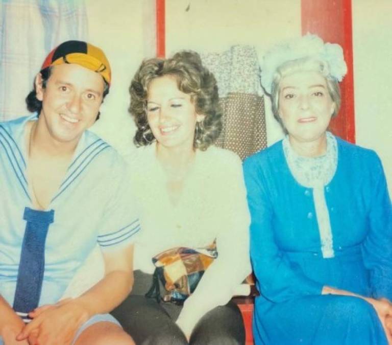 En las imágenes aparecen todos los actores que ya conocemos, Carlos Villagrán (Kiko), su exposa Graciela Rivera y Angelines Fernández (Doña Clotilde).
