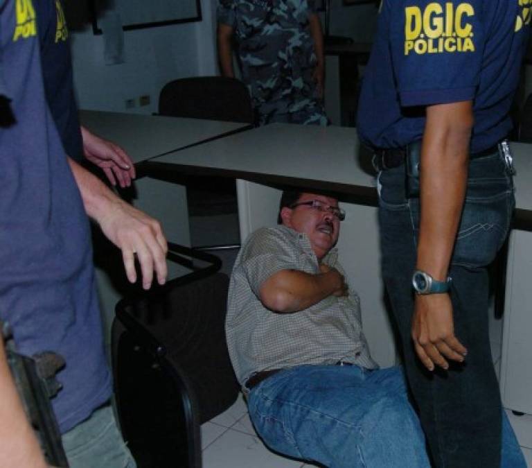 El exacalde Óscar Kilgore se mostró horrorizado cuando los agentes de la Policía le informaron que estaba detenido. Su opción fue refugiarse debajo de una mesa en los tribunales sampedranos.