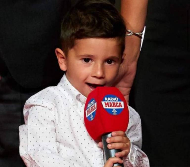 Mateo Messi le arrebató el micrófono a su papá en plena gala.