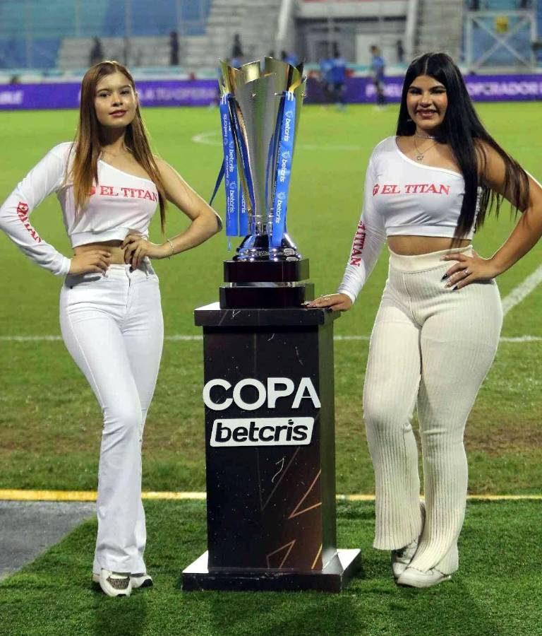 Las dos bellezas que custodian el trofeo de la Liga Nacional.