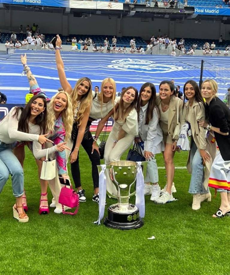 Sandra Garal, Karoline Lima, Luana Atik Lopes, Mishel Gerzig, Mina Bonino, Maria Cortés, Macarena Rodríguez, Maria Delgado y Daphne Cañizares, posando con el trofeo.
