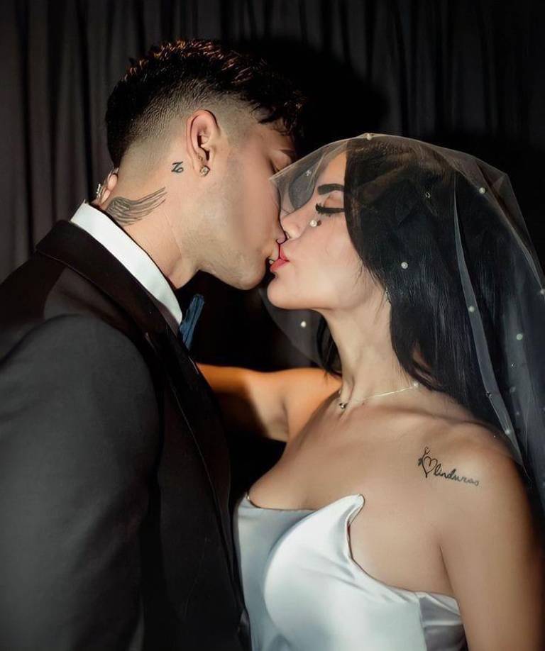 Cecia, al querer defender a Loaiza, reveló más información a través de su cuenta de Twitter, al darle un ultimátum a JD, según ella, le habría eliminado su cuenta de Instagram, y si no le devolvía en una hora, amenazó con revelar que el sinaloense no solo tiene hijos con Kimberly, sino también con otra mujer. 