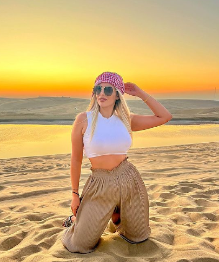 ‘Milubarbiie’ posando en el desierto de Doha .