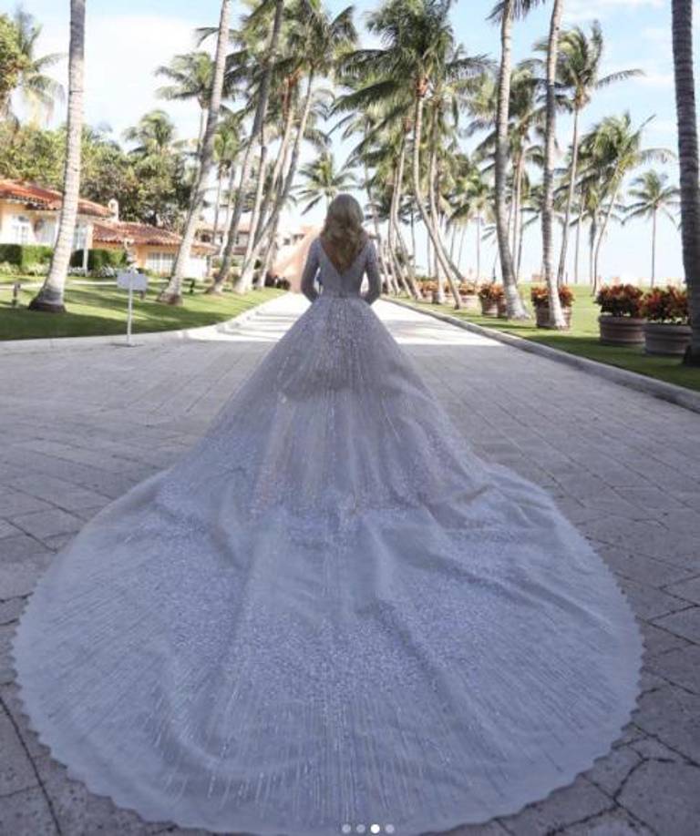 La ex modelo eligió un impresionante vestido de manga larga semitransparente con incrustaciones de brillantes y larga cola.