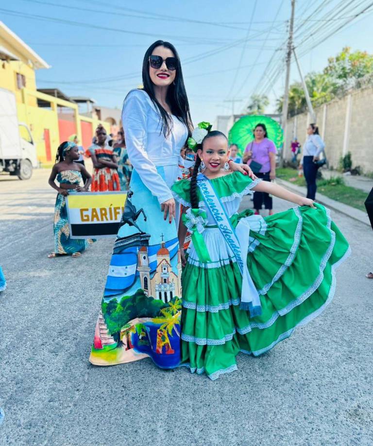 La maestra patepluma detalló que su atuendo fue pintado por un artista plástico hondureño donde plasmó varios patrimonios de Honduras.