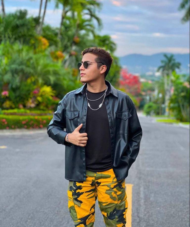 Y aquí le presentamos algunas fotos de Daniel. 