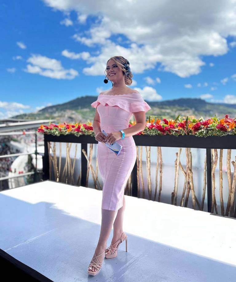 La presentadora del programa ‘Las Dueñas del Balón’ lució hermosa con un rosa.