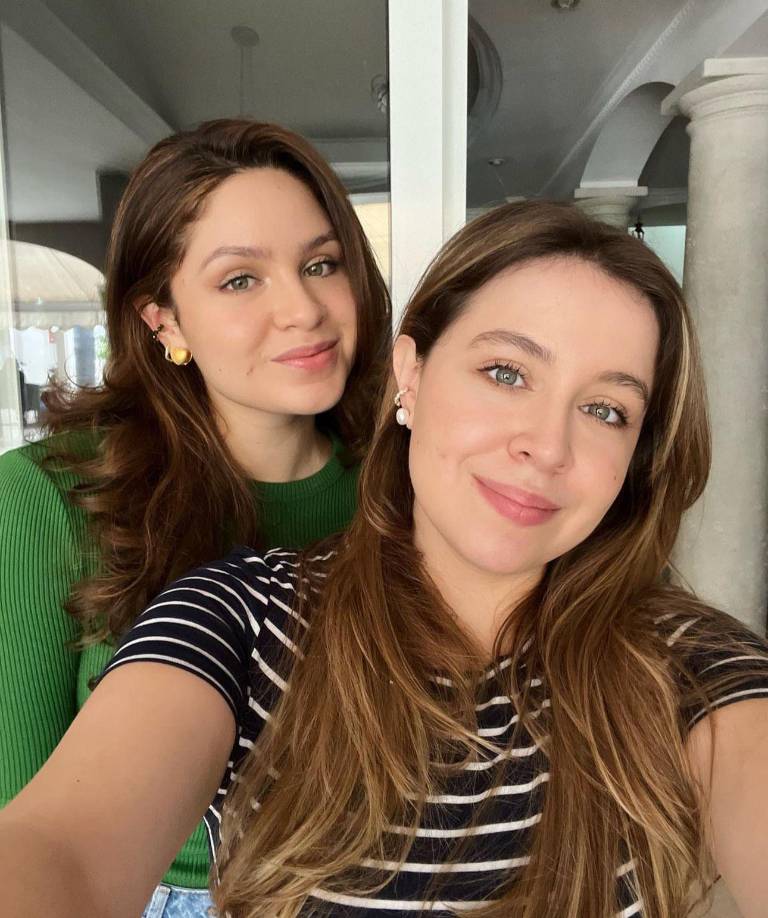 ”En el juicio se presentaron fotos de eventos públicos de mi papá que fueron admitidas por el juez como pruebas de la fiscalía, fotos que mi papá Juan Orlando se tomó como cualquier otra figura pública en el mundo, pero nosotros nos preguntamos, ¿Por qué otras fotos donde mi papá aparecía con altas figuras del gobierno estadounidense no se tomaron en cuenta?”, inició Isabela en el video.