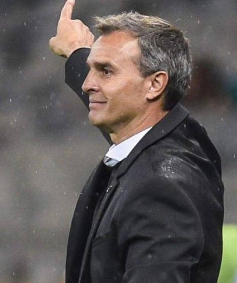 “Antes era creyente, pero no iba a la iglesia. Hasta que encontré a un pastor evangélico que fue a mi casa, hablamos muchas horas. Le conté que le tenía miedo a la soledad y que cuando estaba en un lugar lleno de gente no quería hablar con nadie. Él me dijo que necesitaba de Dios. Al principio no entendía mucho, pero cuando se fue me di cuenta que había pasado un rato largo pensando en lo que hablamos y no había cerrado la puerta con llave ni había prendido las luces. Ahí entendí que estaba Dios y desde entonces a mi vínculo con él lo adopté como una forma de vida. No es una religión, que muchas veces pasa por la repetición y la estructura. Dios es mucho más que eso”, fue el testimonio de Pablo Lavallén.