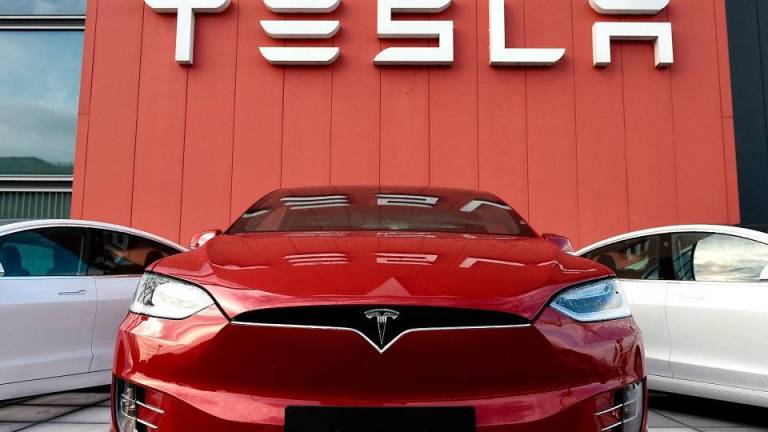 Tesla enfrenta una investigación por permitir a conductores utilizar videojuego mientras el auto está en circulación.