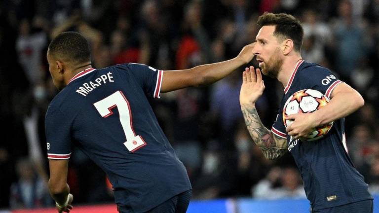 Lionel Messi fue felicitado por Kylian Mbappé tras marcar dos goles.