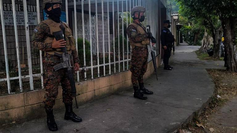 El Ejército y la policía de El Salvador siguen desplegados en todo el país para frenar la ola de violencia.