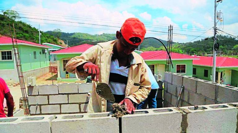 Un hombre pega bloques en la construcción de viviendas en Bosques de Jucutuma. Foto: Melvin Cubas.