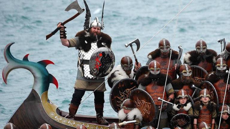 Un grupo de personas se disfrazan como guerreros vikingos durante un festival en Europa./Foto referencial.